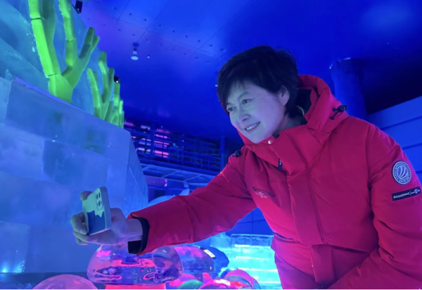 敬一丹老师打卡威廉希尔体育：来梦幻冰雪馆从容领略冰雪魅力 来啤酒节获得满满幸福感