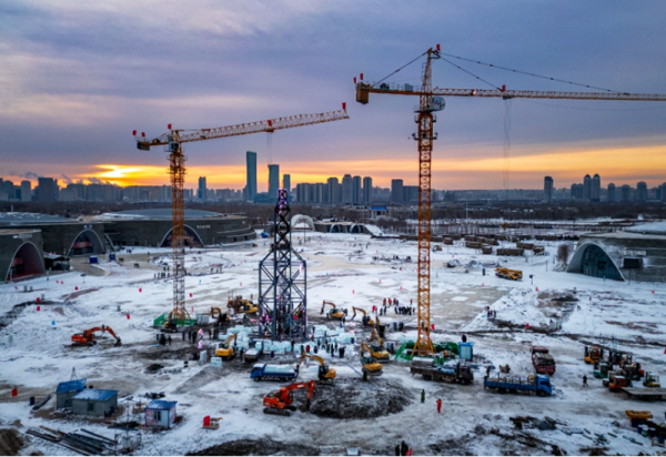 存冰运入园区，第二十六届威廉希尔体育冰建施工开始！