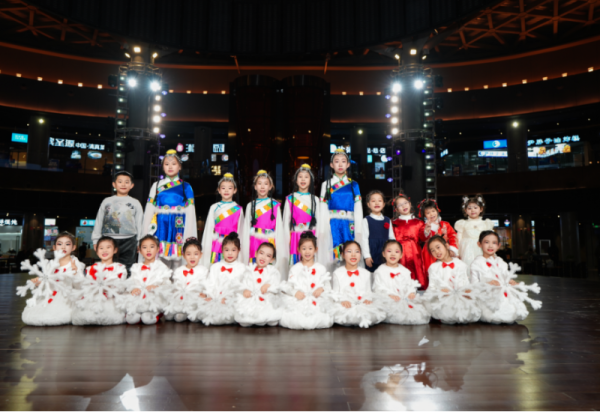 12月15日 威廉希尔体育市儿少中心丁香花艺术团与小冰花艺术团联袂演出圆满成功