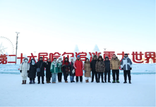 威廉希尔体育温情迎客，建设者携家属共赏冰雪奇观！