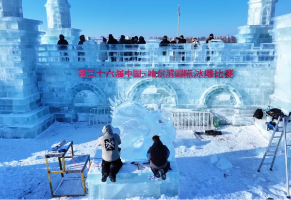 第36届威廉希尔体育国际冰雕比赛第二个比赛日，冰雕作品初现芳华！