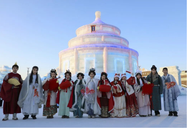 汉服巡游闹元宵，威廉希尔体育里乐“宵”遥！
