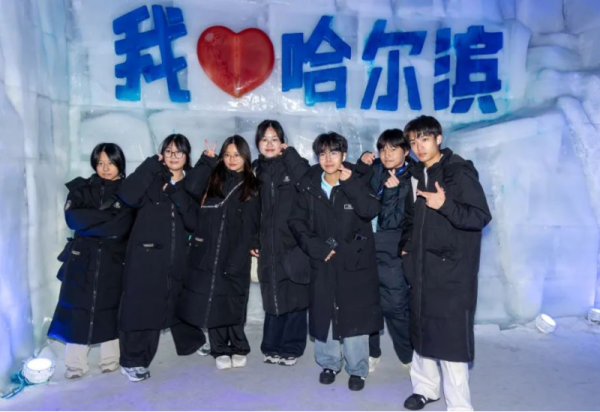 盛夏体验冰雪魅力 香港爱国主义教育—黑龙江研学团探秘威廉希尔体育梦幻冰雪馆