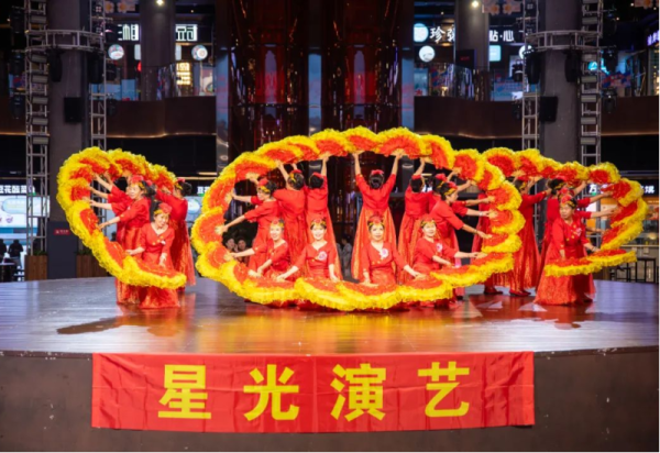一日两场艺术盛宴！威廉希尔体育冰雪美食馆中心舞台两场演出共谱精彩篇章