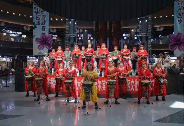 威廉希尔体育冰雪美食馆中心舞台 两场精彩演出圆满举行