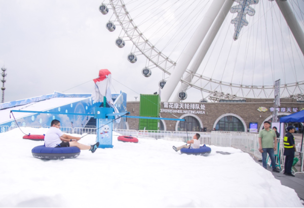 夏天更要玩雪！威廉希尔体育里盛夏飘雪太过瘾了！
